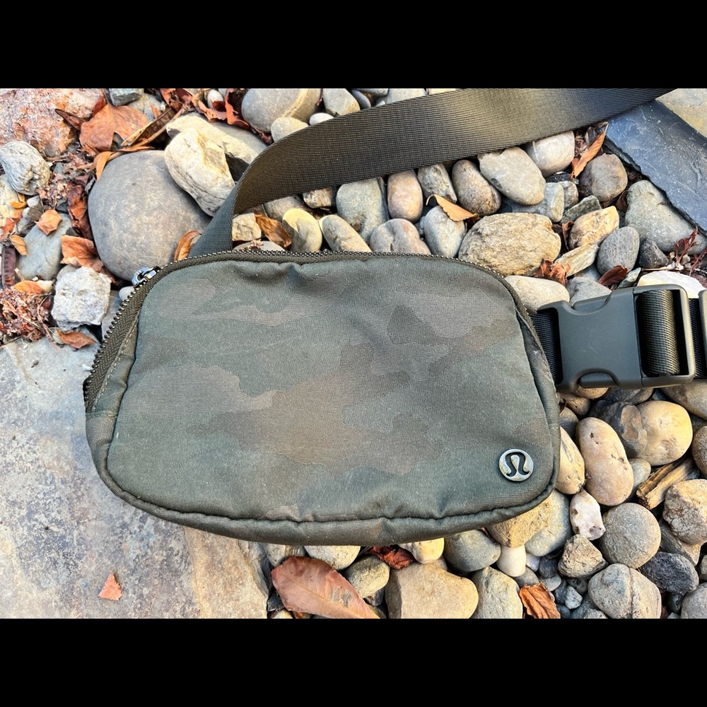 Lululemon everyday beltbag camo print